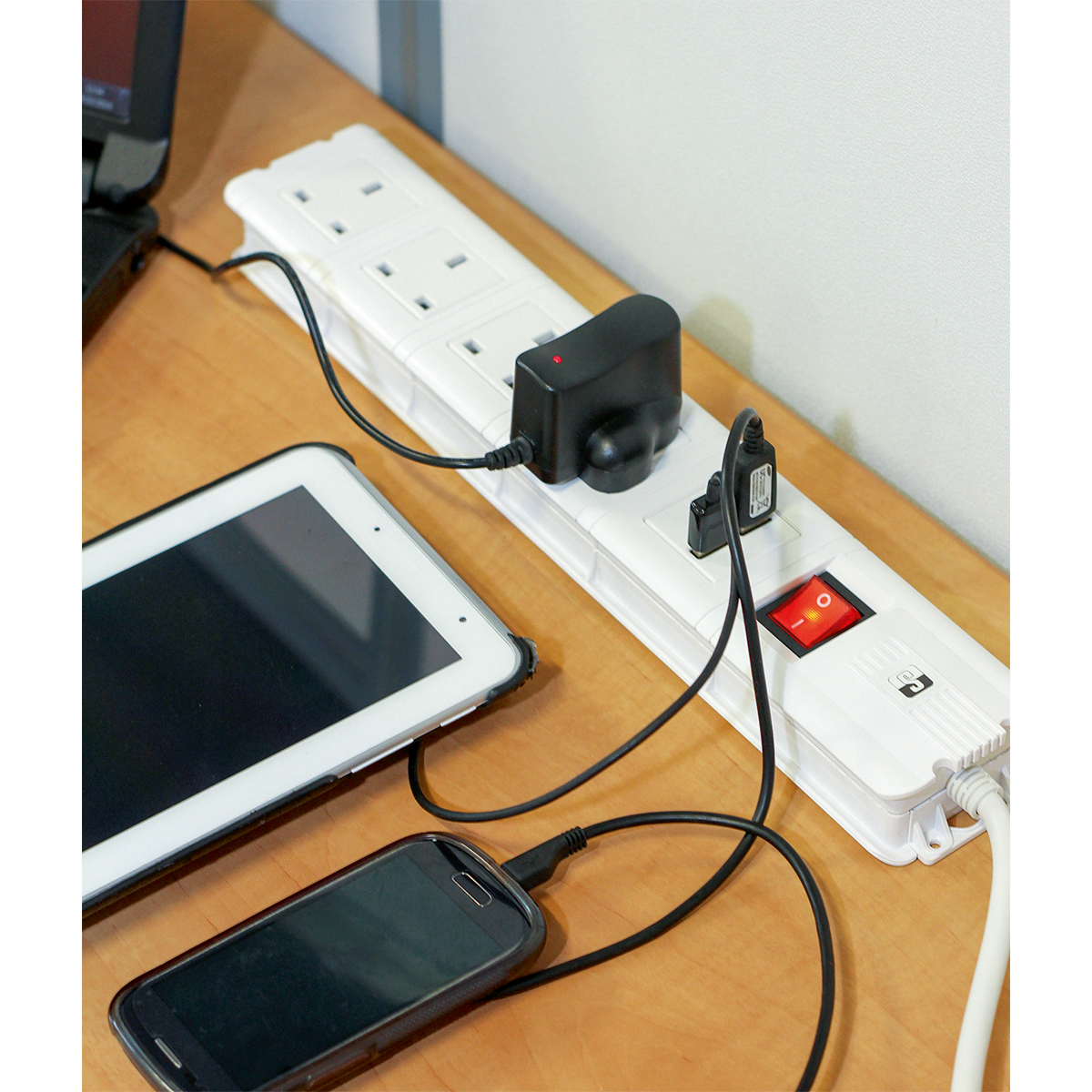 Sealey Extension Cable 2.6m 4 x 230V + 2 x USB Sockets – White